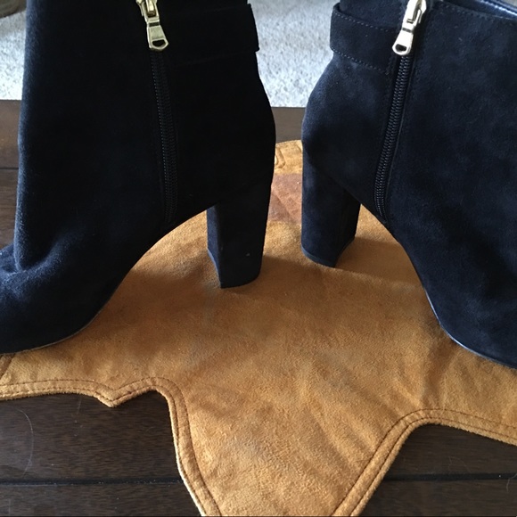 Gorgeous Ann Taylor 8M black suede side zip booties. A steal at this price - Picture 6 of 15